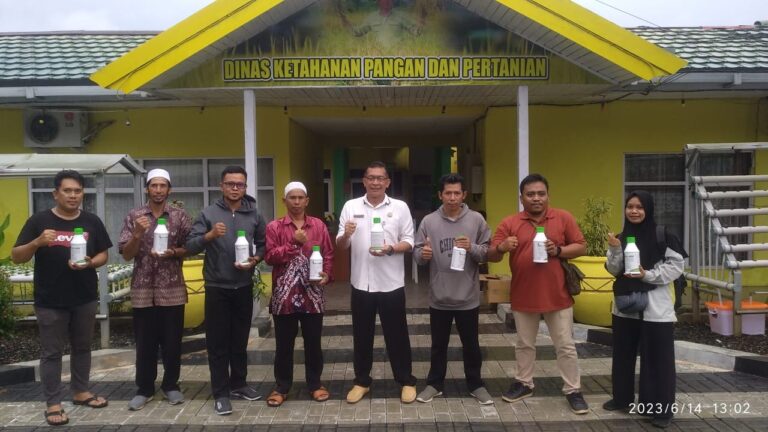 Penerimaan Pupuk Organik Cair Kepada Kelompok Tani Desa Pudi Seberang, Mangga, Talusi, Gunung Calang, Sukadana dan Sakalimau.