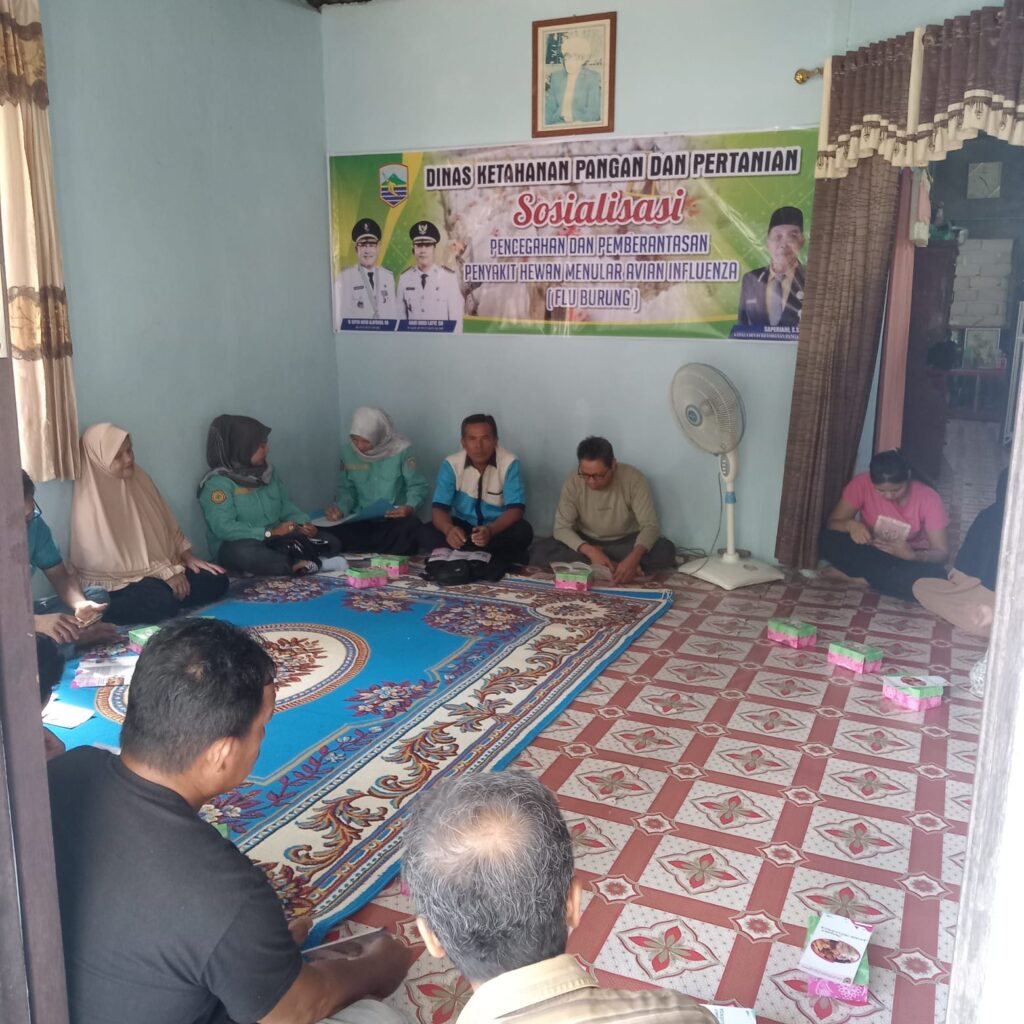 Sosialisasi Tentang Penyakit Flu Burung di Desa Sarang Tiung Oleh Dinas Ketahanan Pangan dan Pertanian 2 Sosialisasi Tentang Penyakit Flu Burung di Desa Sarang Tiung Oleh Dinas Ketahanan Pangan dan Pertanian