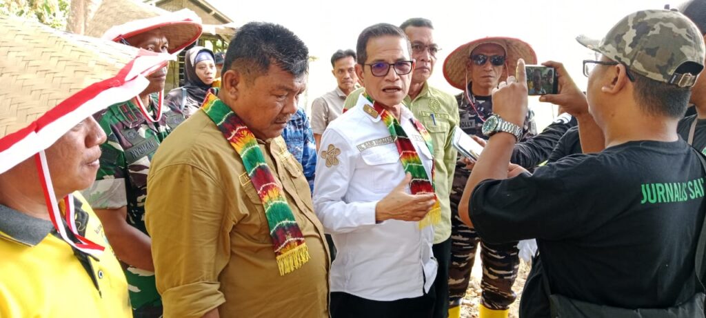 Sinergi Dinas Ketahanan Pangan dan Pertanian Membangun Ketahanan Pangan Melalui Panen Padi Kelompok Tani Maju Makmur Desa Pembelacanan Kecamatan Kelumpang Selatan untuk Peningkatan Mutu Intensifikasi Pertanian di Kabupaten Kotabaru 4 Sinergi Dinas Ketahanan Pangan dan Pertanian Membangun Ketahanan Pangan Melalui Panen Padi Kelompok Tani Maju Makmur Desa Pembelacanan Kecamatan Kelumpang Selatan untuk Peningkatan Mutu Intensifikasi Pertanian di Kabupaten Kotabaru