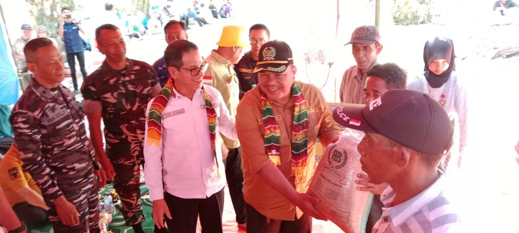 Sinergi Dinas Ketahanan Pangan dan Pertanian Membangun Ketahanan Pangan Melalui Panen Padi Kelompok Tani Maju Makmur Desa Pembelacanan Kecamatan Kelumpang Selatan untuk Peningkatan Mutu Intensifikasi Pertanian di Kabupaten Kotabaru 5 Sinergi Dinas Ketahanan Pangan dan Pertanian Membangun Ketahanan Pangan Melalui Panen Padi Kelompok Tani Maju Makmur Desa Pembelacanan Kecamatan Kelumpang Selatan untuk Peningkatan Mutu Intensifikasi Pertanian di Kabupaten Kotabaru