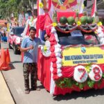 dinas ketahanan pangan dan pertanian ikut meramaikan HUT RI ke-78 di kotabaru yaitu pawai obor dan pawai 20 agustus