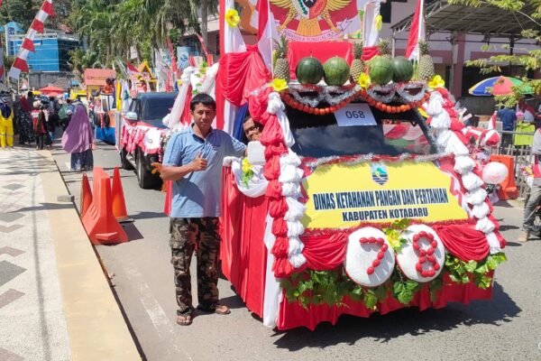 dinas ketahanan pangan dan pertanian ikut meramaikan HUT RI ke-78 di kotabaru yaitu pawai obor dan pawai 20 agustus