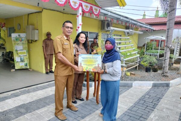 Dinas Ketahanan Pangan dan Pertanian Melakukan Apel Senin Serta Menyerahkan Penghargaan Juara Harapan II Makan Enak, Makan Sehat, dan Makan B2SA