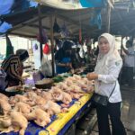 Pengambilan sampel daging sapi dan ayam utk pemeriksaan cemaran mikroba, residu antibiotik, formalin utk menjamin keamanan pangan asal hewan Di Pasar kemakmuran PLU dan Pasar Serongga Kelp. Hilir