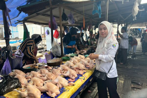 Pengambilan sampel daging sapi dan ayam utk pemeriksaan cemaran mikroba, residu antibiotik, formalin utk menjamin keamanan pangan asal hewan Di Pasar kemakmuran PLU dan Pasar Serongga Kelp. Hilir