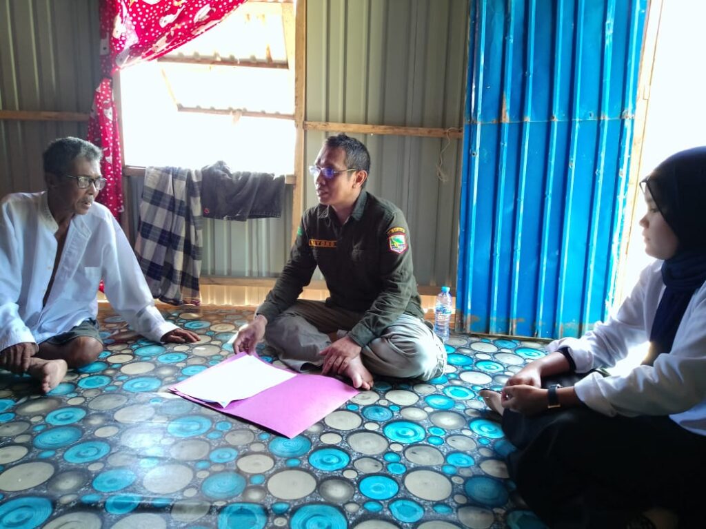 Identifikasi dan Verifikasi Data Calon Penerima Bantuan Beras Cadangan Pangan Pemerintah di Desa Maradapan, Teluk Sungai dan Labuan Barat oleh Dinas Ketahanan Pangan dan Pertanian 3 Identifikasi dan Verifikasi Data Calon Penerima Bantuan Beras Cadangan Pangan Pemerintah di Desa Maradapan, Teluk Sungai dan Labuan Barat oleh Dinas Ketahanan Pangan dan Pertanian