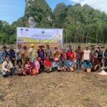 Acara Tanam Jagung Kegiatan Bantuan Benih dan Saprodi Jagung di Kolpok Tani Suka Maju Desa Lalapin seluas 5 hektar